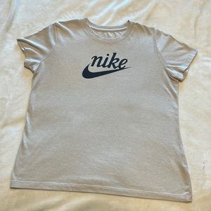 Wonen’s large Nike tshirt